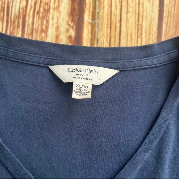 Calvin Klein Men’s Body Fit Short Sleeve V-Neck Navy T-Shirt Size XL - Picture 7 of 8